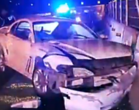 Abandonan lujoso Mustang sobre el periférico tras accidente