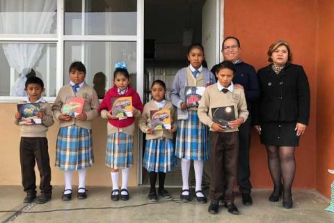 Entrega Chema Méndez Libros a niños del Distrito X