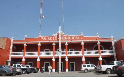 De burla, mujer atraca tesorería de Nanacamilpa
