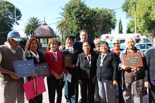 Reconoce edil de Nativitas a personas de la tercera edad