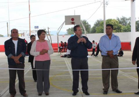 Alcalde de Nativitas inaugura obra en Tenenyecac