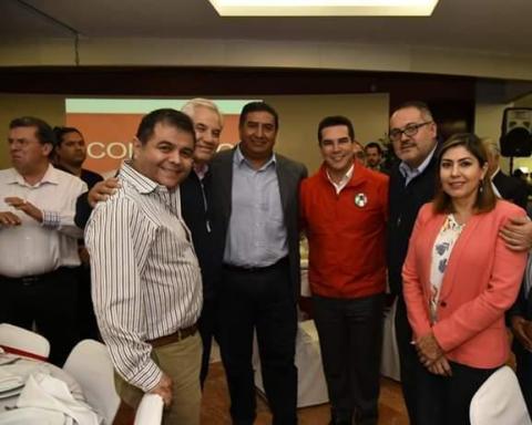 Acuden priistas de Tlaxcala al registro de Alejandro Moreno