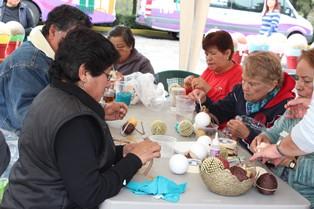 Adultos mayores asisten al “Taller de manualidades” imagen 1