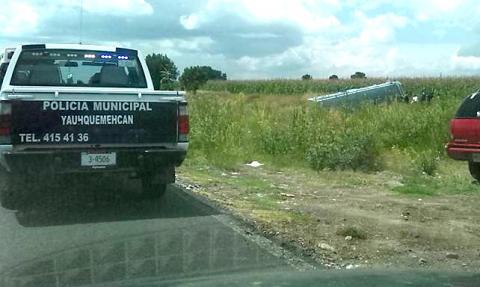Deja 20 lesionados volcadura de autobús en el Tetel