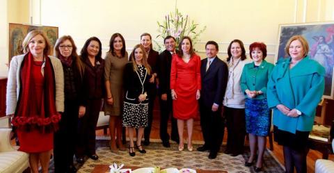 Cifras alegres y crudas realidades en informe de hija del gobernador