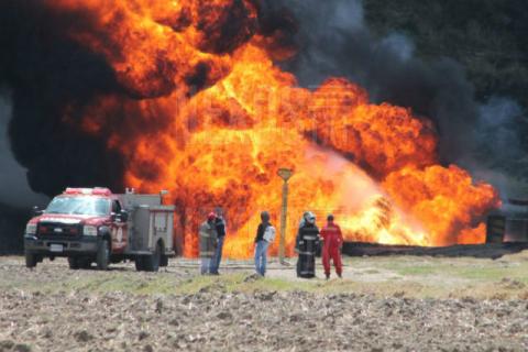 Otra vez los “huachicoleros”, explota ducto de PEMEX en Calpulalpan