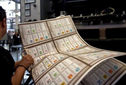 Empleado del INE intenta vender boletas a oposición