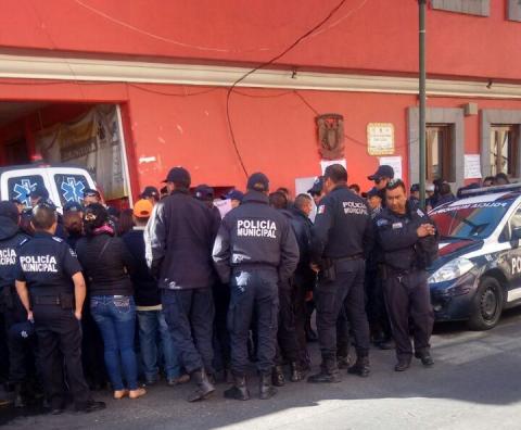 “No nos paga y prefiere andar de novio”: Policías