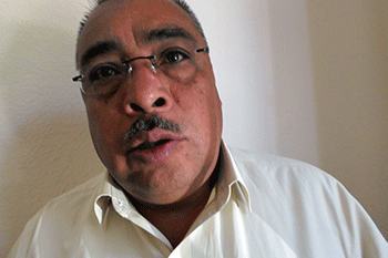 Obligan a alcalde miedoso a firmar indemnización