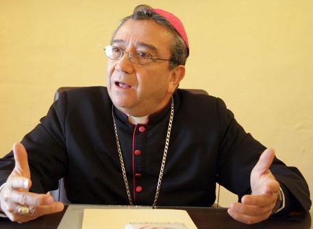 Arremeten contra obispo en redes sociales