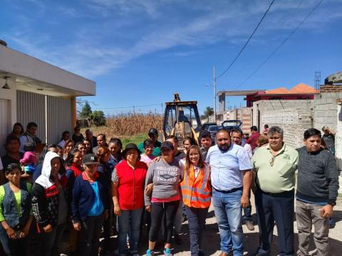 Lorena Cuéllar etiquetó 800 mil pesos para calle de Xicohtzinco imagen 2