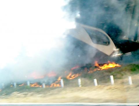 Surge columna de humo al lado de la “carretera de muerte” imagen 2