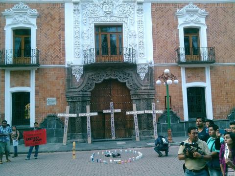 Frente a oficinas de Mariano repudian asesinato de periodista imagen 2