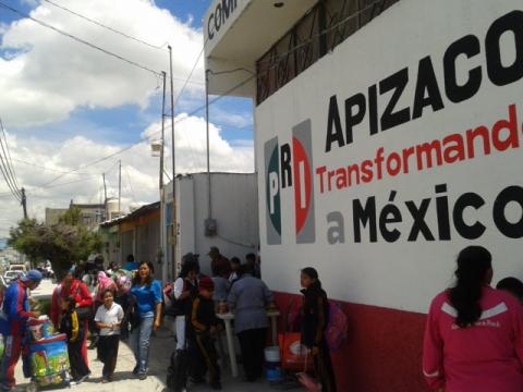 Estudiantes en peligro en sede del PRI