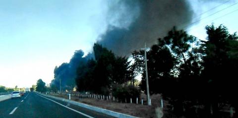 Surge columna de humo al lado de la “carretera de muerte” imagen 1
