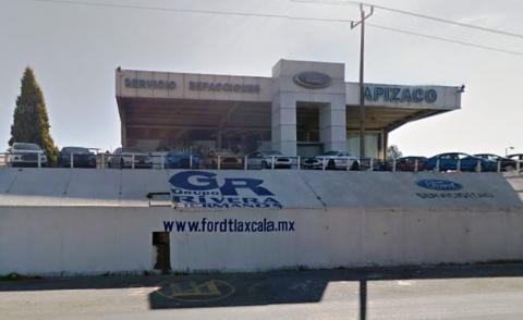 Le roban las llantas a velador de agencia de autos