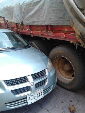 Tráiler se queda sin frenos y atraviesa centro de Tlaxco imagen 2