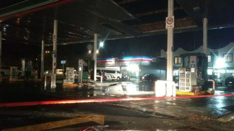 Tromba con granizo tira árboles y el techo de una gasolinera imagen 3