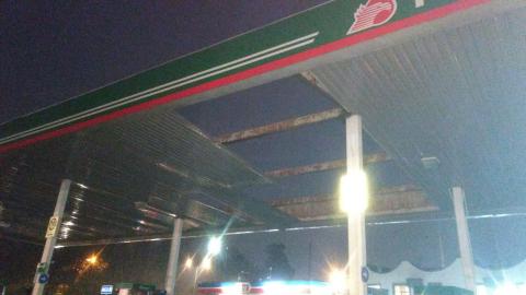 Tromba con granizo tira árboles y el techo de una gasolinera imagen 1