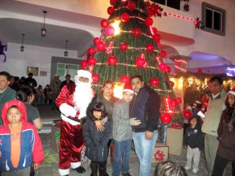Encienden árbol navideño en Tzompantepec imagen 1