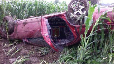 Se vuelca automóvil en la carretera Texóloc- Nativitas imagen 1