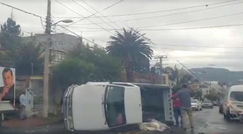 Vuelca camioneta en centro de la capital del estado