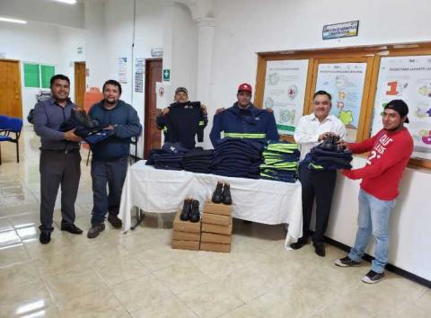 Entregan en Tetla dotación de uniformes a trabajadores de recolección de basura imagen 2