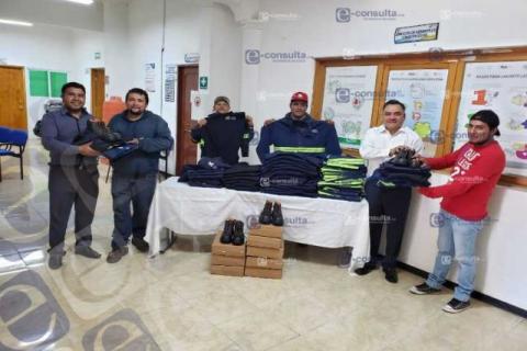 Entregan en Tetla dotación de uniformes a trabajadores de recolección de basura imagen 1