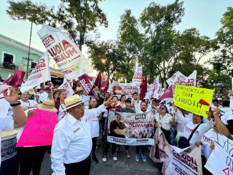 Cientos de ciudadanos respaldan a El Profe Olivares durante la visita de Sheinbaum