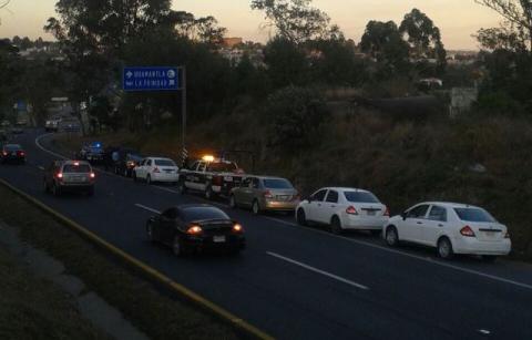 En aparatoso operativo de la Policia Acreditable detienen auto imagen 1