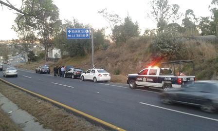 En aparatoso operativo de la Policia Acreditable detienen auto imagen 3
