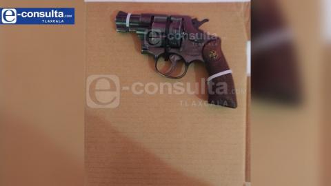 Detienen a masculino por amenazar con arma de fuego a su esposa e hijo, en Xaloztoc