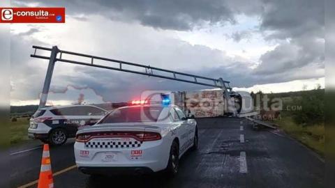 Vuelca camión de basura de Ixtenco; lluvia, probable causa