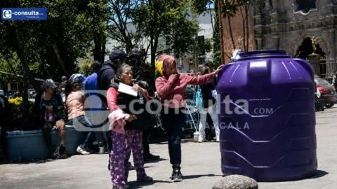 Regalan tinacos para agua en Chiautempan; los beneficiados son allegados al poder
