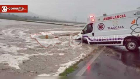 Lluvia paraliza ambulancia en Hueyotlipan y se queda atascada