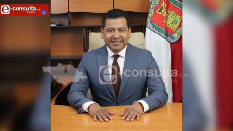 Lejos de defender su trayectoria política, Carlos Augusto opta por rendirse en elogios a Cuéllar