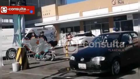 Mujer de la tercera edad pierde la vida en estacionamiento de plaza comercial, en Apizaco