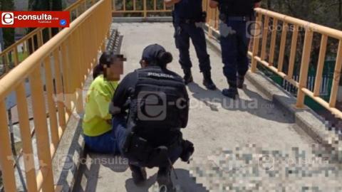 Evitan que mujer se arrojara de puente peatonal en Tlaltelulco; habría discutido con su esposo
