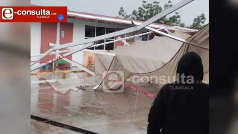 Granizada desploma techumbre de escuela de Totolac y colapsa barda