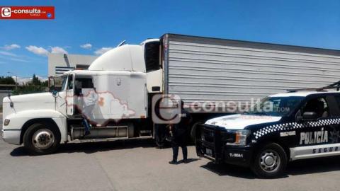 Dan levantón a trailero; le roban cargamento de 700 mil y lo abandonan en Papalotla