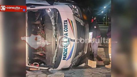 Trabajador del volante muere aplastado por su propia unidad, en Papalotla