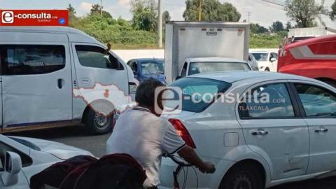 Vuelca camión cargado con materiales en la Apizaco–Tlaxco y colapsa la circulación