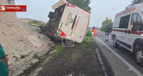 Unidad de transporte trasladaba personal y termina volcada en Panotla; hay cinco lesionados