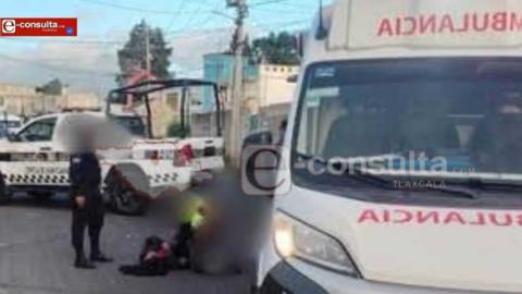 Mujer se le hacía tarde, le mete acelerador a su moto y termina en el hospital, en Contla