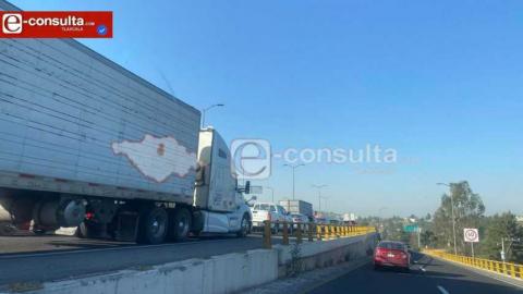 Vuelca tráiler en la carretera Apizaco–Tlaxcala; el operador habría chocado contra una cuneta