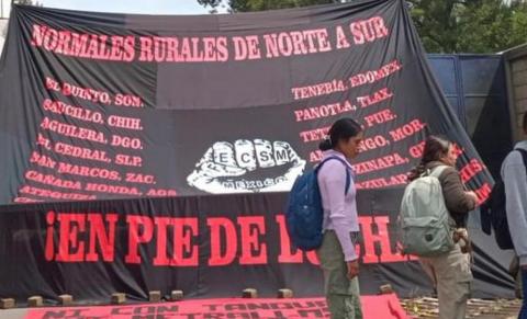 Normalistas habrían arrojado p3tardos en las instalaciones de la USET y otros desmanes