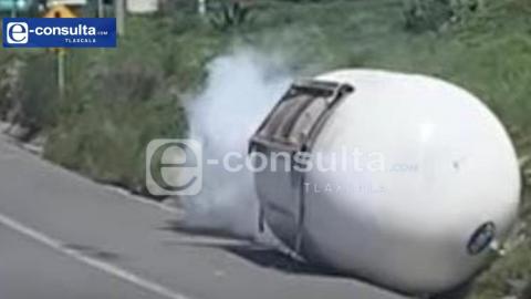 Se registra volcadura y fuga de gas LP en carretera de Tlaxco