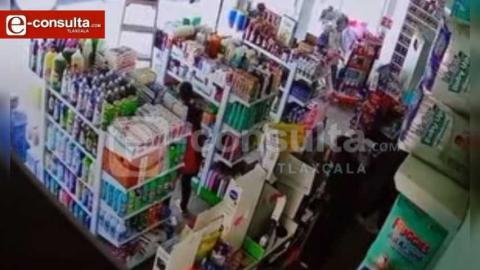 Mujer le hace chamba a policías y detiene a ladrona que entró a robar a su farmacia, en SPM