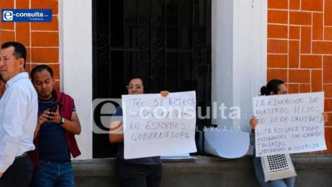 Se manifiestan padres de familia; exigen que la SEPE rescate convenio con Fundación Azteca