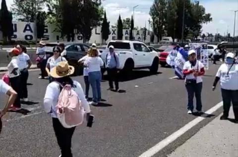 Cierran trabajadores del Poder Judicial carretera Apizaco-Tlaxcala en rechazo a las reformas de AMLO